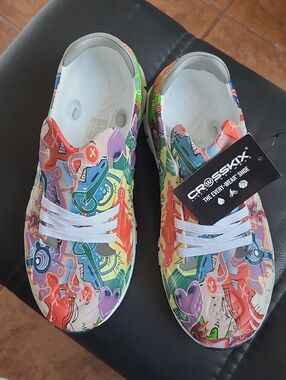 Crosskix Graffiti Graphic Water Bike Sneakers. New York City Wall Art. NWT.